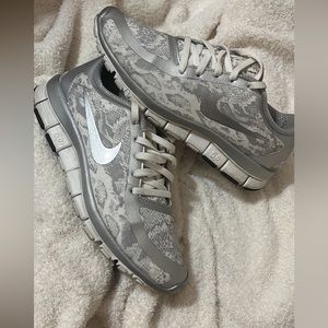 6.5W Nike free runs